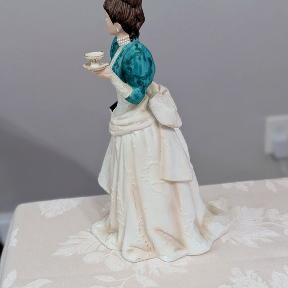 VTG Avon Mrs. Albee Award President’s Club 1995 Victorian Porcelain Figurine 10" - Picture 5 of 7